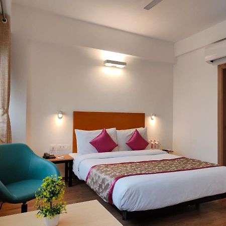 Kanak Beacon Hotel - Ashram Road Ahmedabad Esterno foto